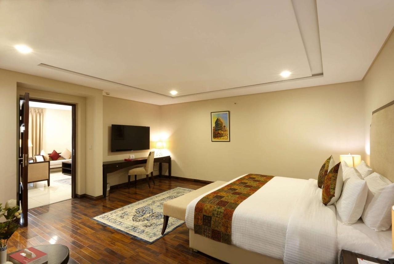 Ramada By Wyndham Lahore Gulberg II Otel Dış mekan fotoğraf