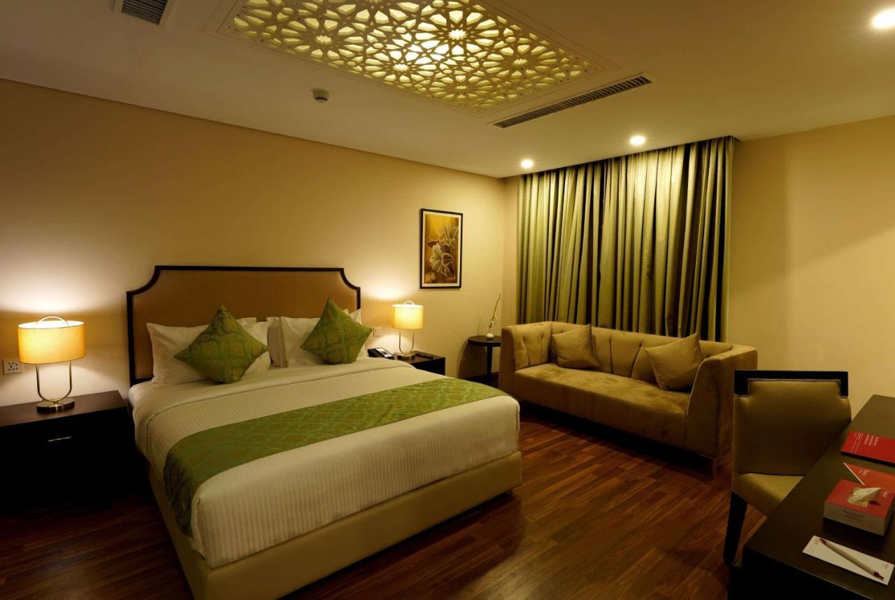 Ramada By Wyndham Lahore Gulberg II Otel Dış mekan fotoğraf