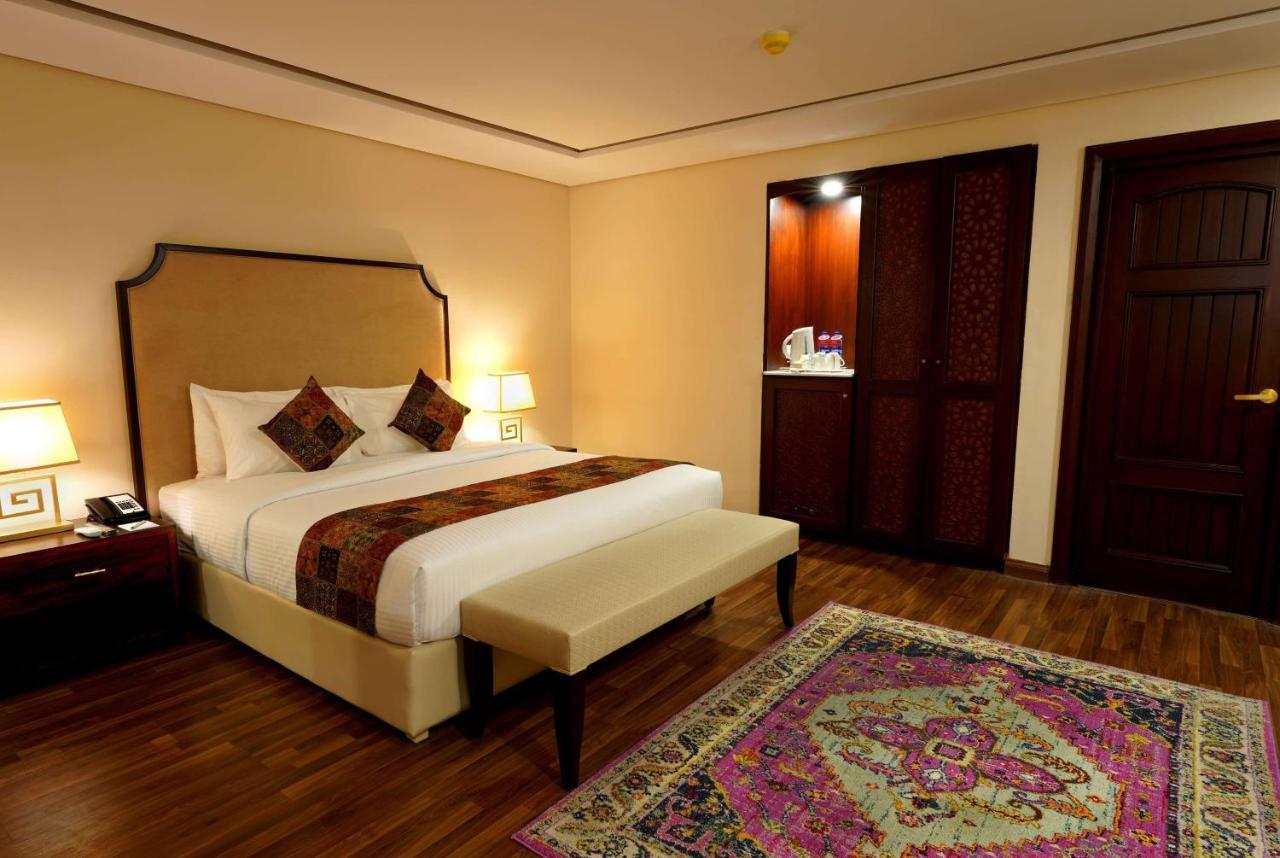 Ramada By Wyndham Lahore Gulberg II Otel Dış mekan fotoğraf