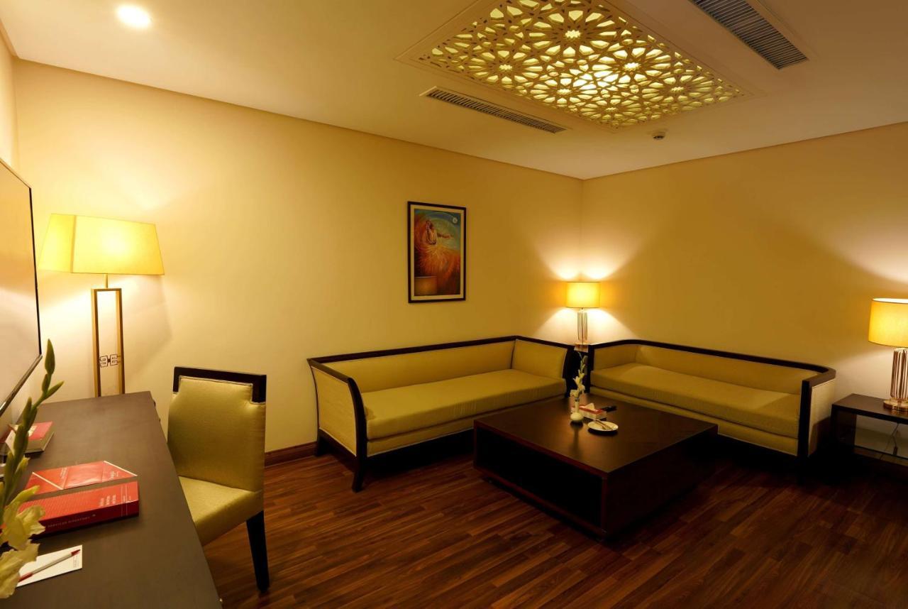 Ramada By Wyndham Lahore Gulberg II Otel Dış mekan fotoğraf