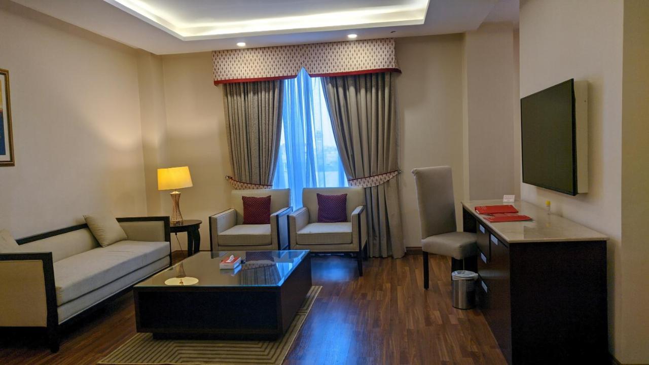 Ramada By Wyndham Lahore Gulberg II Otel Dış mekan fotoğraf