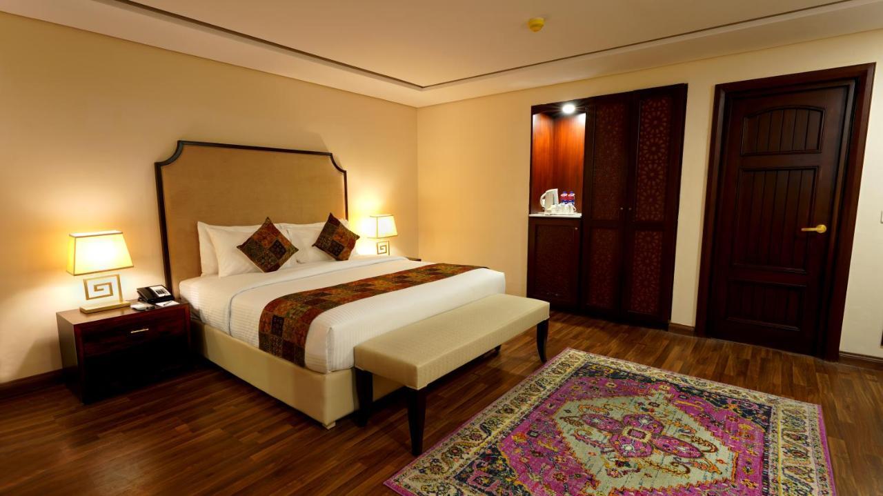 Ramada By Wyndham Lahore Gulberg II Otel Dış mekan fotoğraf