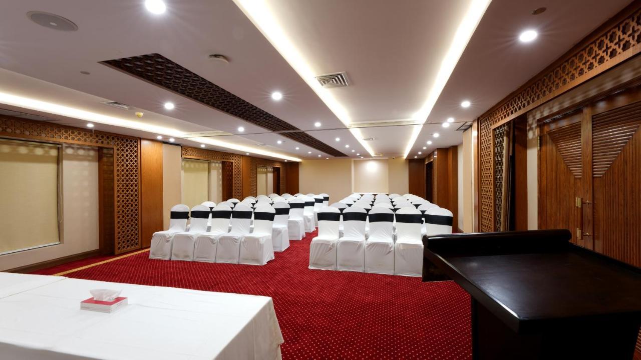 Ramada By Wyndham Lahore Gulberg II Otel Dış mekan fotoğraf